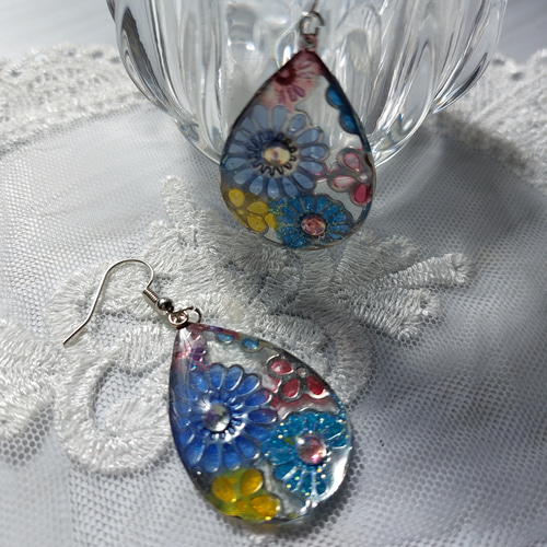 透かし花柄ピアス(ブルー) ピアス（フック・チェーン） アッサム  