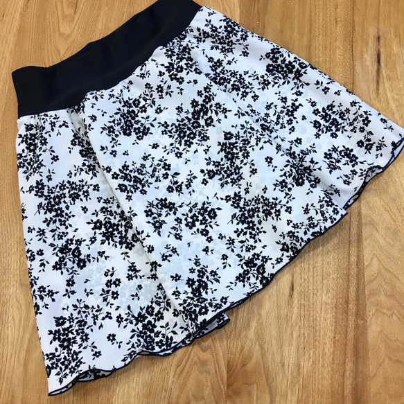 ミルキーホワイト×黒小花柄　バレエ プルオンスカート 5枚目の画像