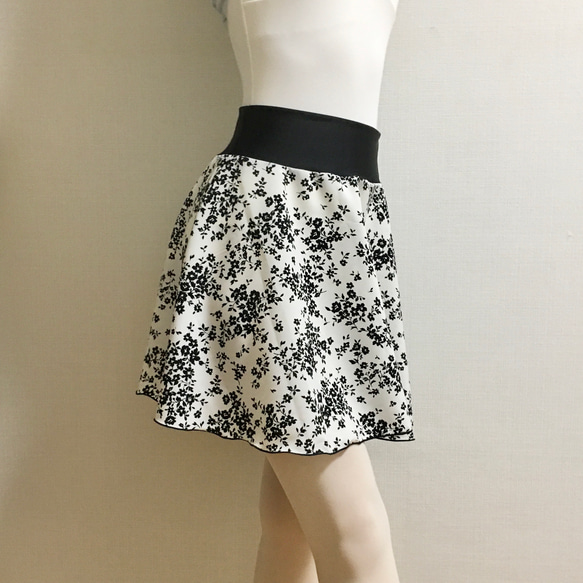 ミルキーホワイト×黒小花柄　バレエ プルオンスカート 2枚目の画像