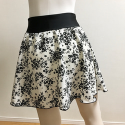 ミルキーホワイト×黒小花柄　バレエ プルオンスカート 3枚目の画像