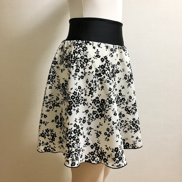 ミルキーホワイト×黒小花柄　バレエ プルオンスカート 4枚目の画像