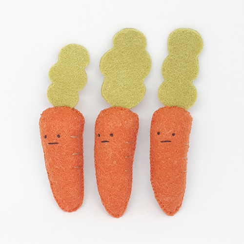 フェルトマスコット 刺繍 ブローチ にんじん ブローチ おぢ 通販