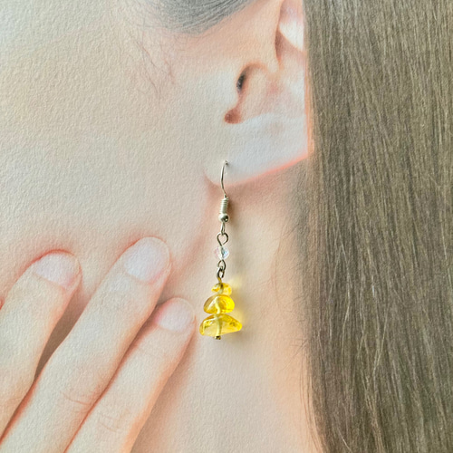 シンセシトリンのさざれ石とキラキラビーズのピアス(イヤリング 