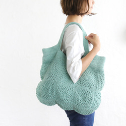 オールシーズン使える！コットンクロシェニット 大きなトートバッグ 内布付きで便利さ倍増 （ミントグリーン) 2枚目の画像