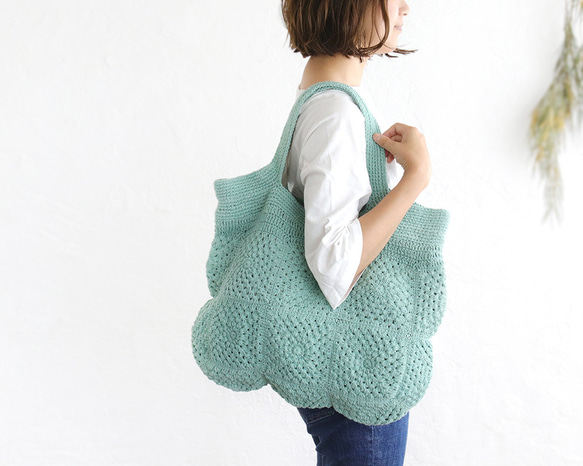 オールシーズン使える！コットンクロシェニット 大きなトートバッグ 内布付きで便利さ倍増 （ミントグリーン) 2枚目の画像