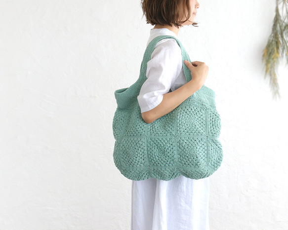 オールシーズン使える！コットンクロシェニット 大きなトートバッグ 内布付きで便利さ倍増 （ミントグリーン) 1枚目の画像