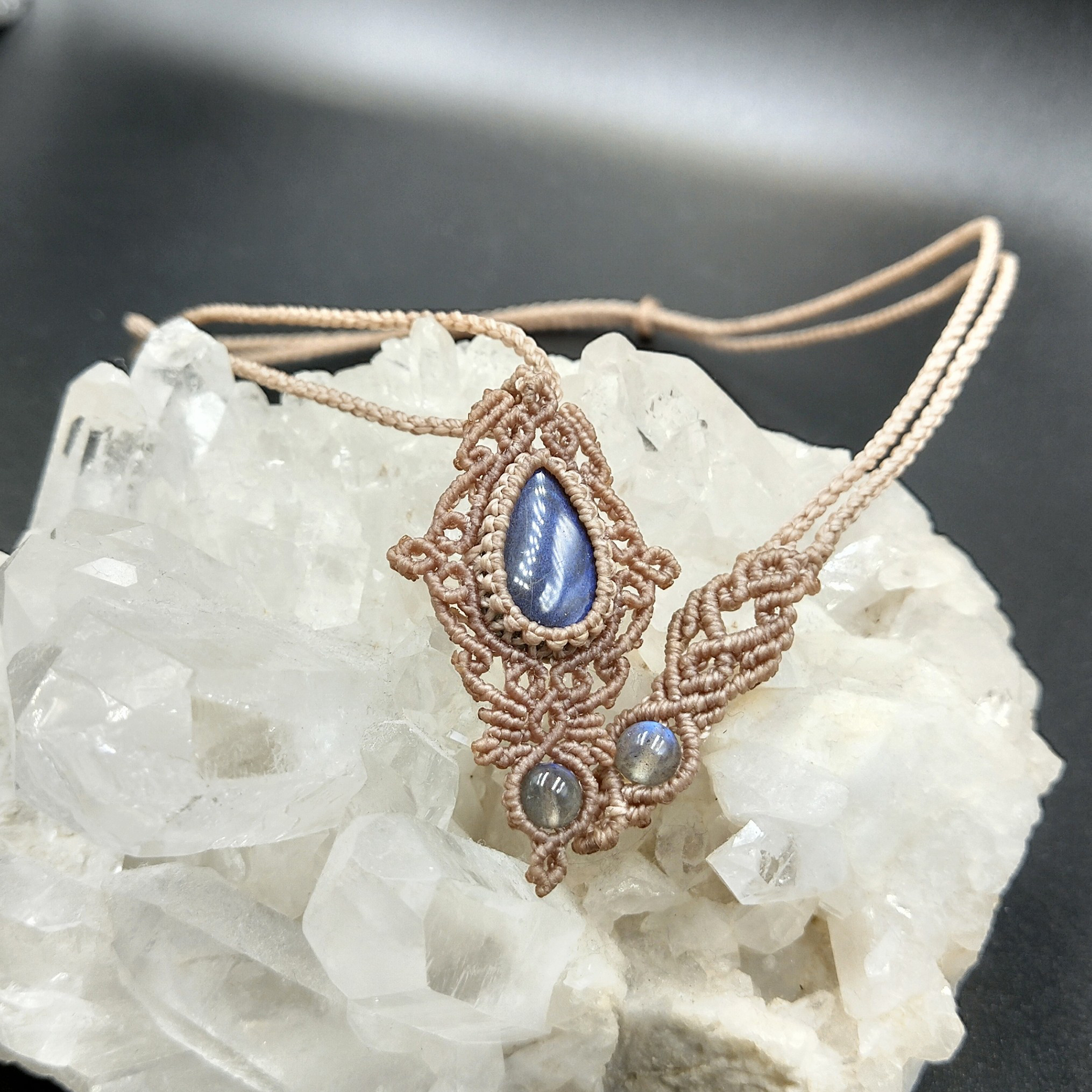 ＊はぴいち＊ブラックラブラドライト マクラメペンダント