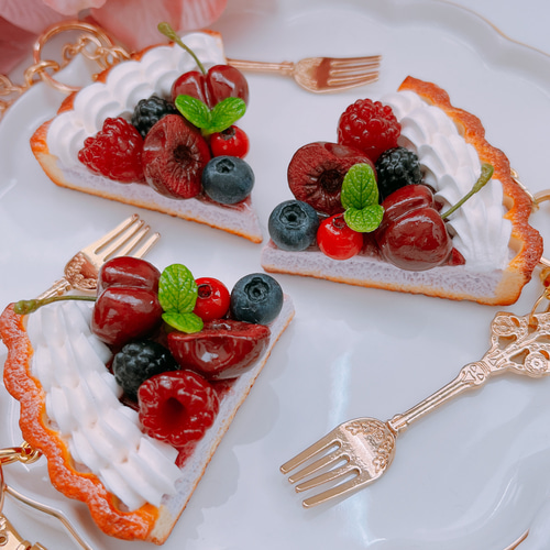 ♡新作♡ベリーとブラックチェリーのタルトバックチャーム ス  