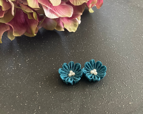 つまみ細工 水色 お花の耳飾り【ピアス／イヤリング】成人式