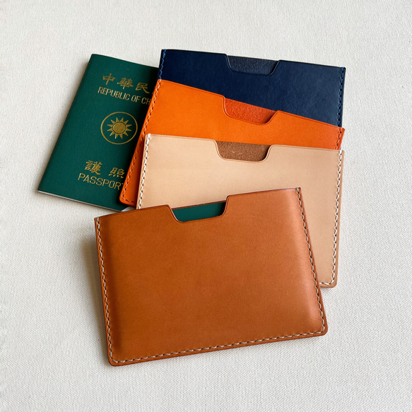 アムステルダム レザー パスポート ホルダー パスポート ホルダー - ノーティカル ブルー/スパイシー オレンジ/メープル ブ 1枚目の画像