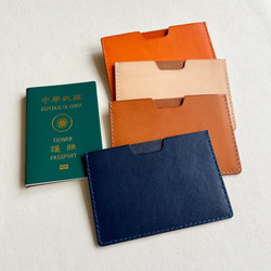 アムステルダム レザー パスポート ホルダー パスポート ホルダー - ノーティカル ブルー/スパイシー オレンジ/メープル ブ 7枚目の画像
