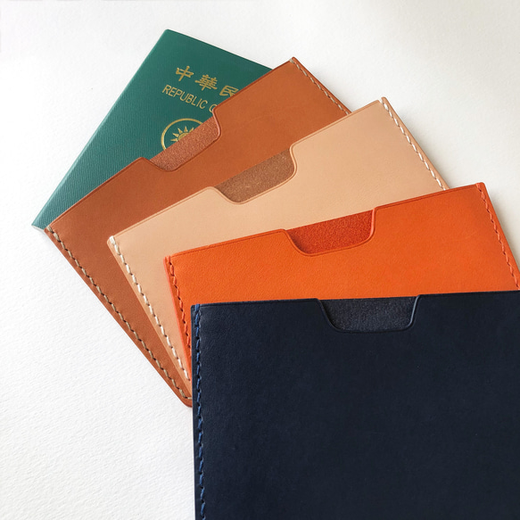 Amsterdam 皮革護照夾護照套-航海藍 /香橙色/ 楓葉棕/ 杏色白 第8張的照片