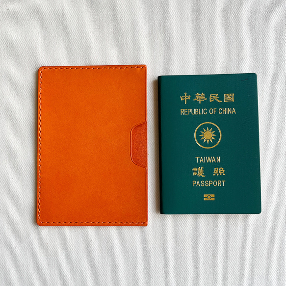 アムステルダム レザー パスポート ホルダー パスポート ホルダー - ノーティカル ブルー/スパイシー オレンジ/メープル ブ 4枚目の画像