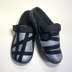◆減價◆ 寬鬆鞋尖2WAY 輕質幾何雙色木鞋涼鞋（黑x銀）S/M/L尺碼 第2張的照片