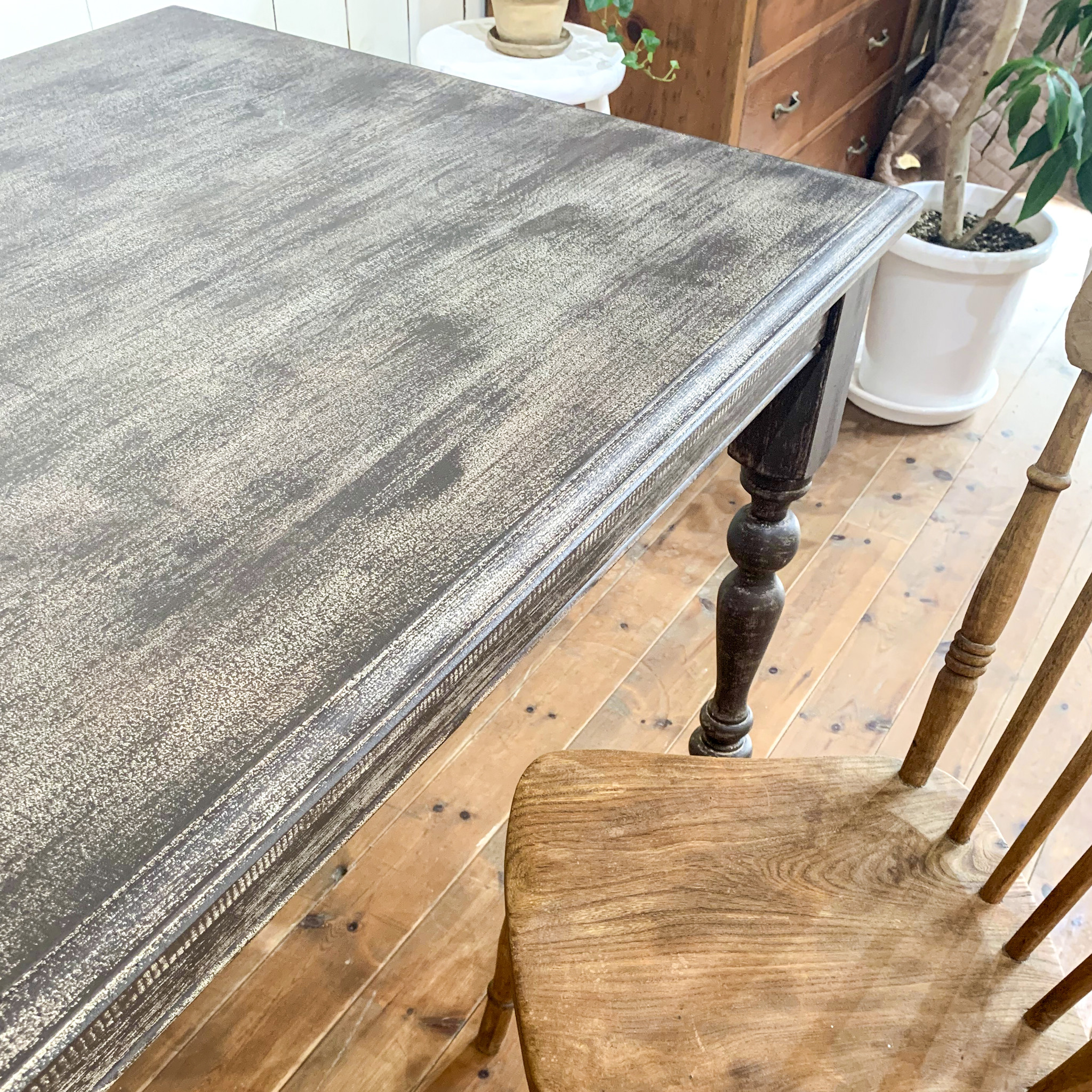 おしゃれなダイニングテーブルbrocante 輸入住宅向けターンドレッグテーブル アンティーク調ろくろ足 オールドパイン