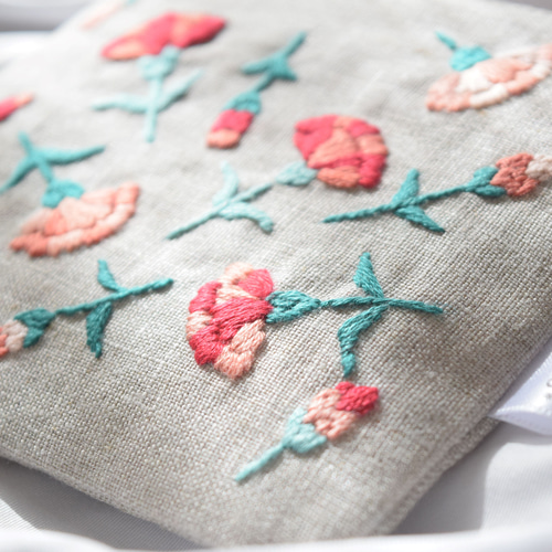 送料無料☆母の日ギフト「カーネーション」手刺繍ポーチ ポーチ