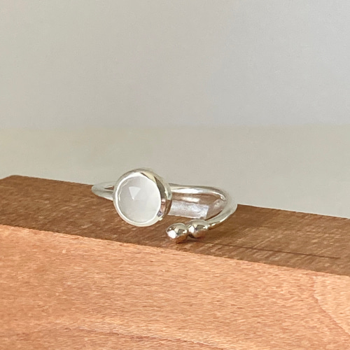 ムーンストーンのオープンリング：ピンキーリングにも