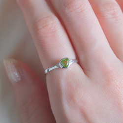 Peridot triangle ring　ペリドット　トライアングルリング　天然石グリーン　シルバー 2枚目の画像