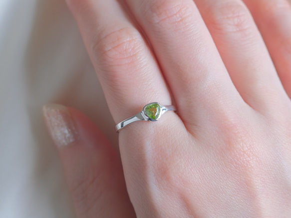 Peridot triangle ring　ペリドット　トライアングルリング　天然石グリーン　シルバー 2枚目の画像