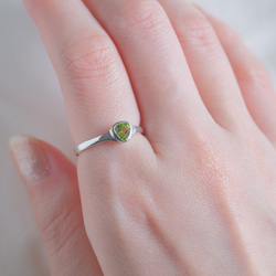 Peridot triangle ring　ペリドット　トライアングルリング　天然石グリーン　シルバー 4枚目の画像