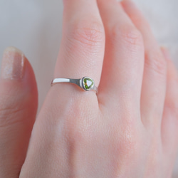 Peridot triangle ring　ペリドット　トライアングルリング　天然石グリーン　シルバー 3枚目の画像