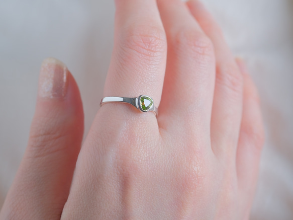 Peridot triangle ring　ペリドット　トライアングルリング　天然石グリーン　シルバー 3枚目の画像