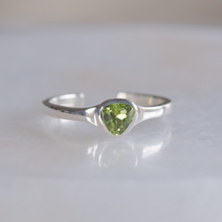 Peridot triangle ring　ペリドット　トライアングルリング　天然石グリーン　シルバー 1枚目の画像