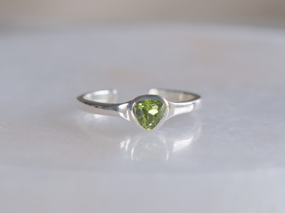 Peridot triangle ring　ペリドット　トライアングルリング　天然石グリーン　シルバー 1枚目の画像