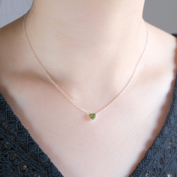 Peridot triangle necklace　ペリドット　トライアングルネックレス　天然石グリーン　シルバー 3枚目の画像