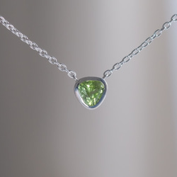 Peridot triangle necklace　ペリドット　トライアングルネックレス　天然石グリーン　シルバー 1枚目の画像