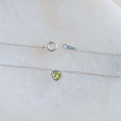 Peridot triangle necklace　ペリドット　トライアングルネックレス　天然石グリーン　シルバー 6枚目の画像