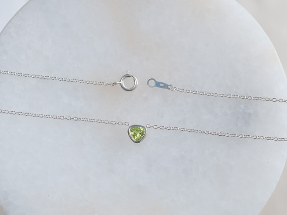 Peridot triangle necklace　ペリドット　トライアングルネックレス　天然石グリーン　シルバー 6枚目の画像