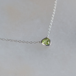 Peridot triangle necklace　ペリドット　トライアングルネックレス　天然石グリーン　シルバー 5枚目の画像