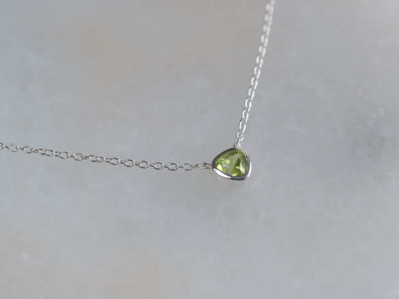 Peridot triangle necklace　ペリドット　トライアングルネックレス　天然石グリーン　シルバー 5枚目の画像