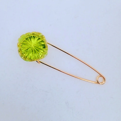 Kiriko Drops  切子ガラスのカブトピンブローチ〈黄緑色〉   YA-025 1枚目の画像