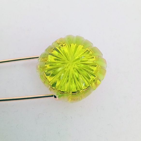 Kiriko Drops  切子ガラスのカブトピンブローチ〈黄緑色〉   YA-025 2枚目の画像
