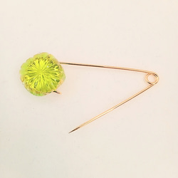 Kiriko Drops  切子ガラスのカブトピンブローチ〈黄緑色〉   YA-025 3枚目の画像