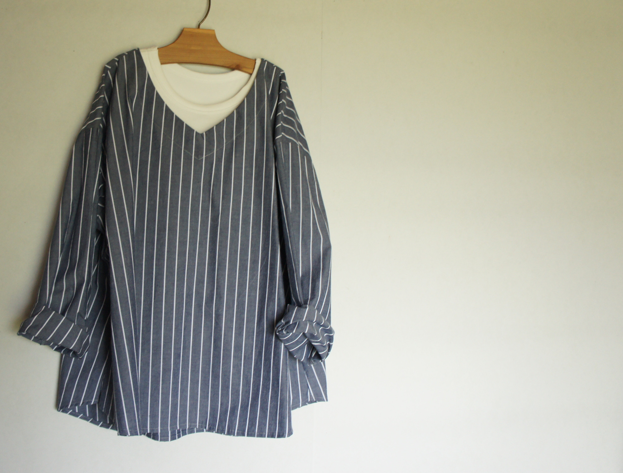 グレーホワイトストライプのVネックブラウス 4,617円