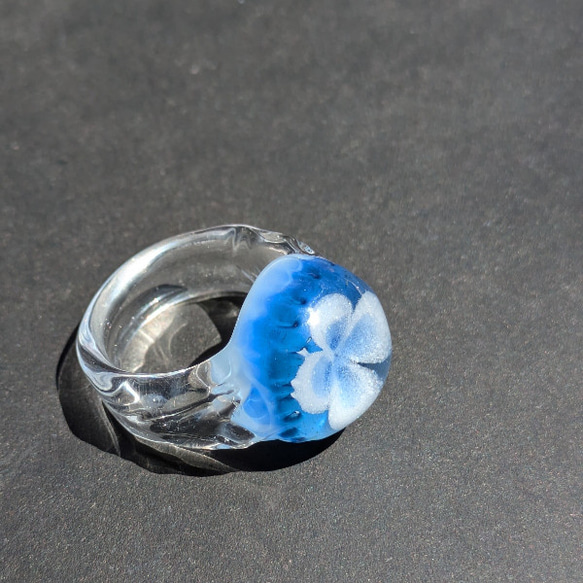 現品のみ✨魔術リング✨ステンドガラスの様な美しさ❣️ 14号再販 みずくらげ風リング ガラスの指輪 指輪・リング Glass