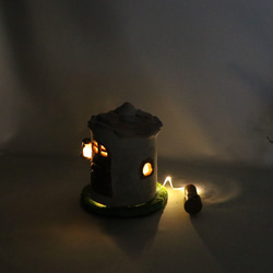 粘土・陶土（土類）ランプ通販の窯元やす波窯のランプシェード.ハウス『茶色のドアのお家』（Lh005）です 1枚目の画像