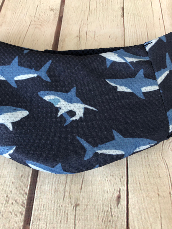 犬用 ウォータークールバンダナ　サメ柄　保冷剤を入れるポケット付き　水で濡らしてひんやり　 2枚目の画像