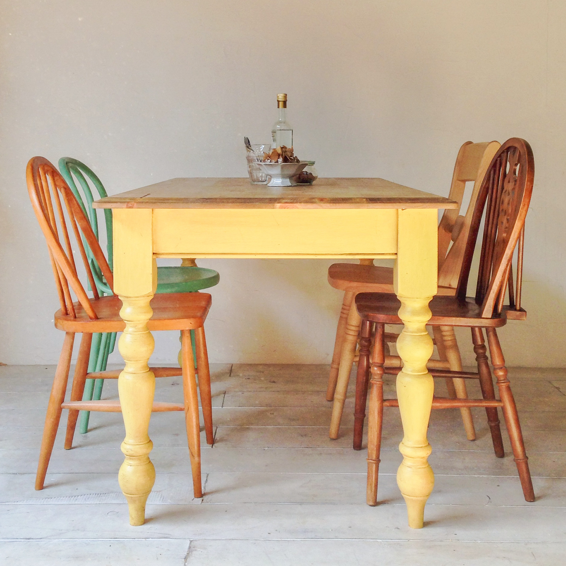 おしゃれなダイニングテーブルcountry 輸入住宅向けターンドレッグテーブル アンティーク調ろくろ足 オールドパイン