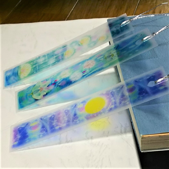 透明な青の栞(しおり)３種　 貝殻、睡蓮の花、月の光　パステルアートブックマーク 2枚目の画像