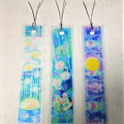 透明な青の栞(しおり)３種　 貝殻、睡蓮の花、月の光　パステルアートブックマーク 1枚目の画像
