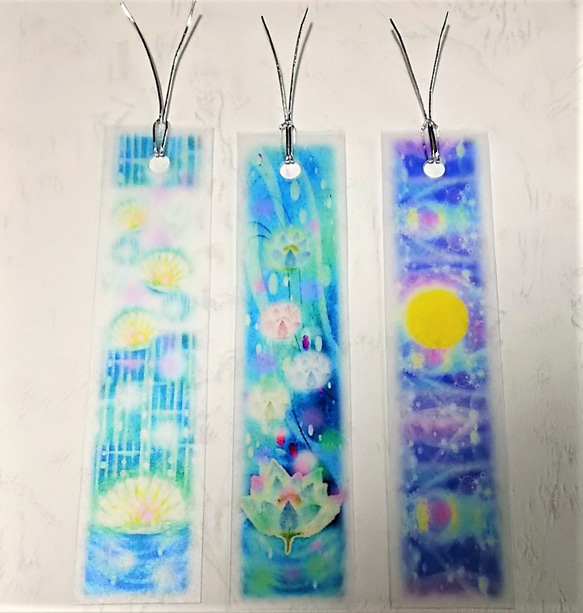 透明な青の栞(しおり)３種　 貝殻、睡蓮の花、月の光　パステルアートブックマーク 1枚目の画像