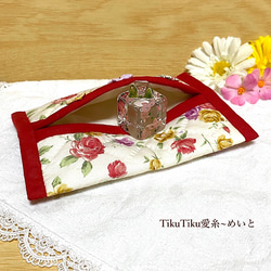 ３つのお花飾りポケットティッシュカバー／レッド(11-3-6) 2枚目の画像