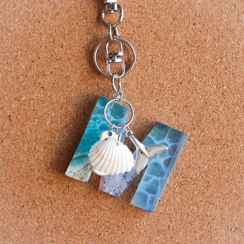 イニシャル レジンキーホルダー【夏の海色 - M】 キーホルダー ASTI