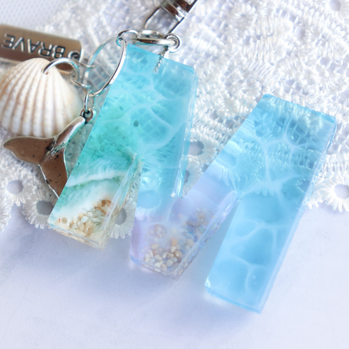 イニシャル レジンキーホルダー【夏の海色 - M】 キーホルダー