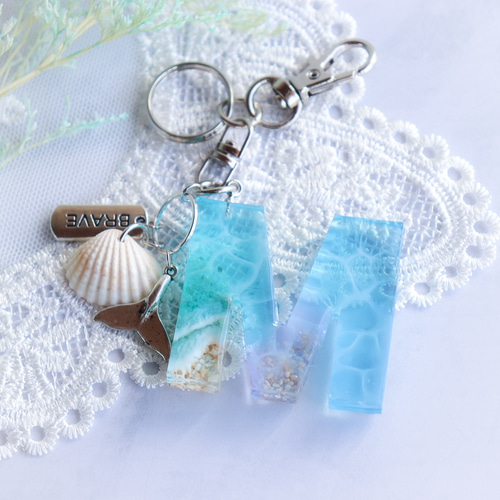 イニシャル レジンキーホルダー【夏の海色 - M】 キーホルダー イニシャル レジンキーホルダー【夏の海色 - M】 キーホルダー