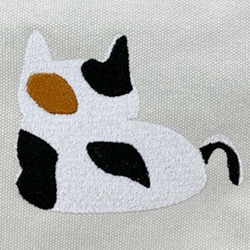【送料無料】お餅猫の刺繍 たっぷりポケット付き キャンバス Zip式 トートバッグ 4枚目の画像